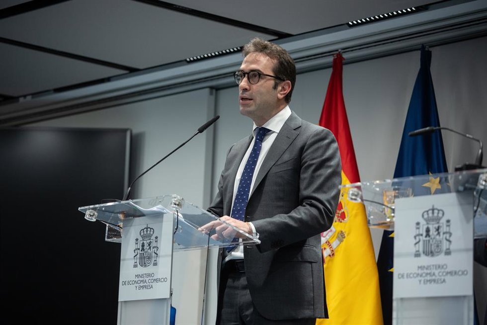 El ministro de Economía, Comercio y Empresa, Carlos Cuerpo, durante una rueda de prensa posterior a una reunión con la comisaria europea de Servicios Financieros, en la sede del Ministerio de Economía, Comercio y Empresa, a 26 de mayo de 2025, en Madrid