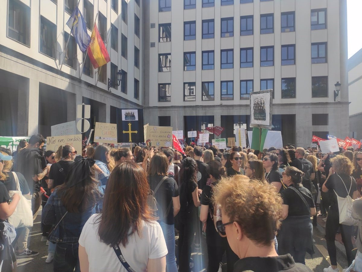 Multitudinaria protesta de docentes en Oviedo para exigir al Gobierno asturiano que atienda sus demandas