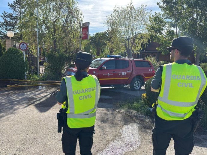 Guardias Ciiviles en el incendio del camping de Navarrete