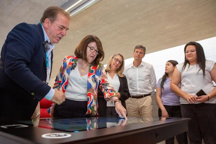 Una empresa del Parque Científico de la UA presenta "mesas interactivas" para hostelería, salud e innovación