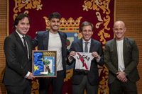 El Rayo Vallecano visita el Ayuntamiento de Madrid tras su "hito histórico" de clasificarse para la Conference