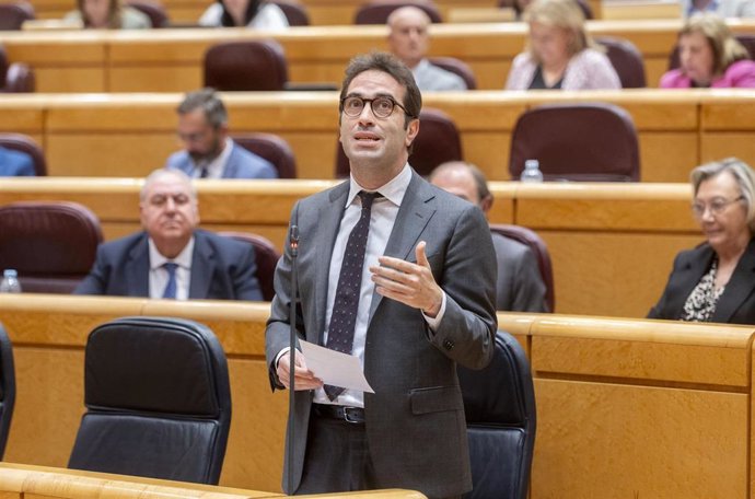 El ministro de Economía, Comercio y Empresa, Carlos Cuerpo, durante una sesión de control al Gobierno en el Senado, a 27 de mayo de 2025, en Madrid (España). El Gobierno tiene que hacer frente hoy en el Senado a dos cuestiones especialmente relevantes: po