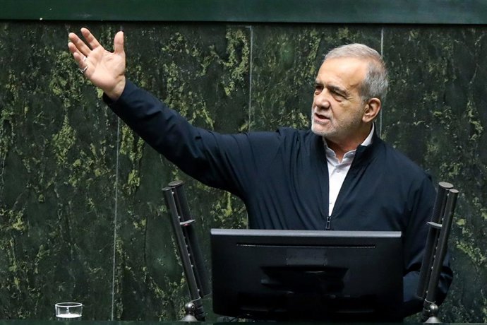 21 de maio de 2025, Teerã, Irã: O presidente iraniano MASOUD PEZESHKIAN fala durante um memorial no parlamento em Teerã para o falecido presidente Ebrahim Raisi e várias autoridades, que foram mortas em um acidente de helicóptero no noroeste do país no an