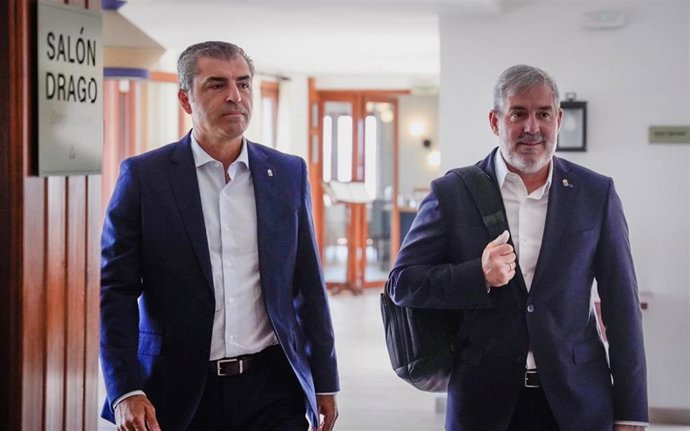 El vicepresidente de Canarias, Manuel Domínguez, y el presidente de Canarias, Fernando Clavijo, antes de una reunión con eurodiputados en El Hierro