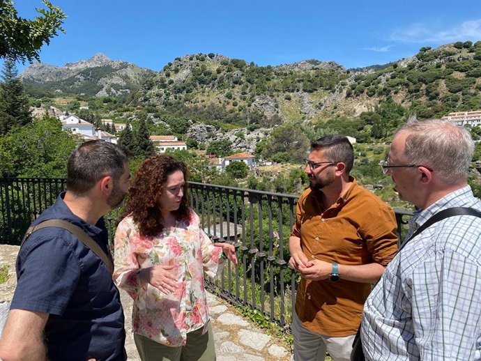 La parlamentaria de IU y portavoz de Por Andalucía, Inma Nieto, el coordinador provincial de Izquierda Unida en Cádiz, Jorge Rodríguez y representantes de IU en Grazalema.