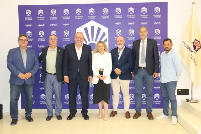 Autoridades académicas y locales tras la firma del convenio.