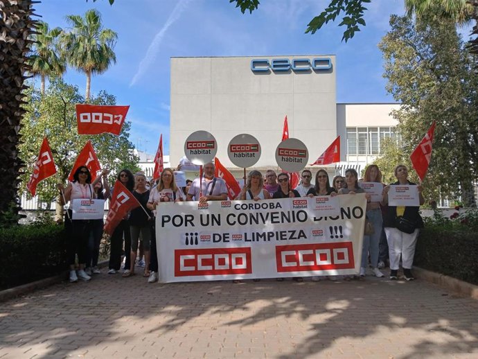 CCOO se concentra ante CECO en protesta por la actitud de la patronal con el convenio de la limpieza.