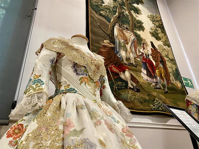 La Real Fábrica de Tapices expone "joyas" de la sedería valenciana