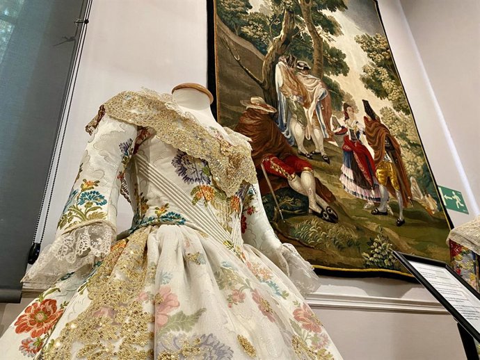 La Real Fábrica de Tapices expone "joyas" de la sedería valenciana