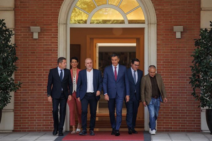 Archivo - (I-D) El presidente de Cepyme, Gerardo Cuerva, la ministra de Inclusión, Seguridad Social y Migraciones, Elma Saiz, el secretario general de CCOO, Unai Sordo, el presidente del Gobierno, Pedro Sánchez, el presidente de la CEOE, Antonio Garamendi