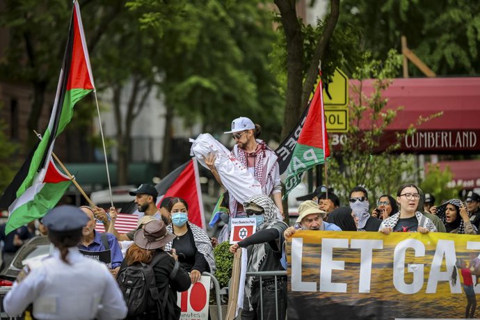 18 de maio de 2025, Nova York, Nova York, Estados Unidos: Um ativista pró-Palestina segura um adereço simbólico de um corpo morto durante a Parada do Dia de Israel em 18 de maio de 2025 na cidade de Nova York. O Dia de Israel, também conhecido como Yom Ha