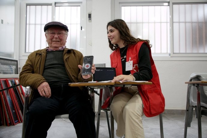 Programa 'Voces en red' para paliar la soledad no deseada, de Cruz Roja.