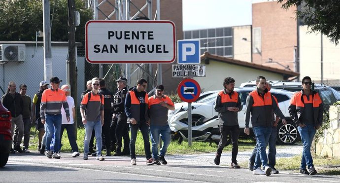 Archivo - Varias personas durante la manifestación de la plantilla de Bridgestone en la jornada de huelga por el ERE, a 8 de abril de 2025, en Reocín, Cantabria (España).