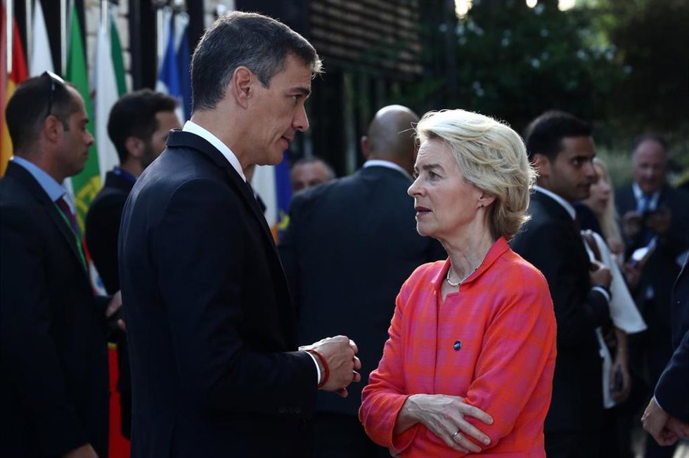 Archivo - El presidente del Gobierno, Pedro Sánchez y la presidenta de la Comisión Europea, Ursula Von der Leyen, durante la Cumbre del MED9, a 11 de octubre de 2024, en Pafos (Chipre). Tras su visita al Papa en el Vaticano, Sánchez viaja a Chipre para 