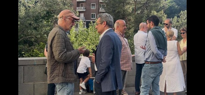 El portavoz del grupo municipal de Vox en el Ayuntamiento de Zaragoza, Julio Calvo, y otros concejales se reúnen con vecinos de Gran Vía