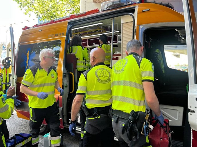 Un equipo del Samur-PC atendiendo un hombre de 32 años que se precipitó desde una altura de 4 metros en Villaverde