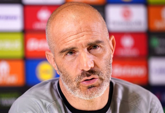 07 May 2025, United Kingdom, London: Chelsea manager Enzo Maresca speaks during the team's press conference at Stamford Bridge ahead of Thursday's UEFA Conference League semi final soccer match against Djurgardens IF. Photo: Ben Whitley/PA Wire/dpa