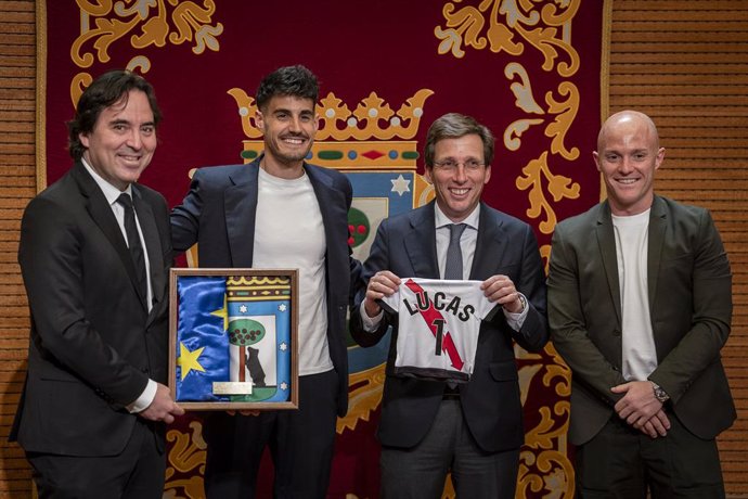 El alcalde de Madrid, José Luis Martínez-Almeida, recibe al Rayo Vallecano en el Palacio de Cibeles, a 27 de mayo de 2025, en Madrid (España). El conjunto franjirrojo, dirigido por Íñigo Pérez, celebra la histórica clasificación del equipo para la UEFA Co