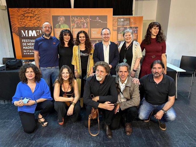 El director del Festival de Mérida, Jesús Cimarro, con algunos de los intérpretes de las actuaciones en Mérida.