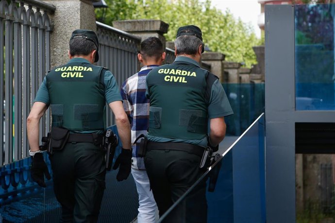 J.U.V.S, autor confeso de la muerte de Cristina Cabo Buján a su llegada al juicio por su asesinato en la Audiencia Provincial de Lugo, a 26 de mayo de 2025, en Lugo, Galicia (España). Los hechos se remontan al 1 de diciembre de 2022, cuando el acusado con