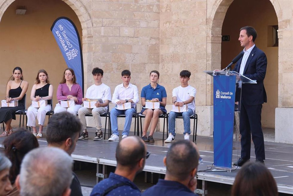 El presidente del Consell de Mallorca, Lloren Galmés, entrega los Premis Mallorca Jove 2025.