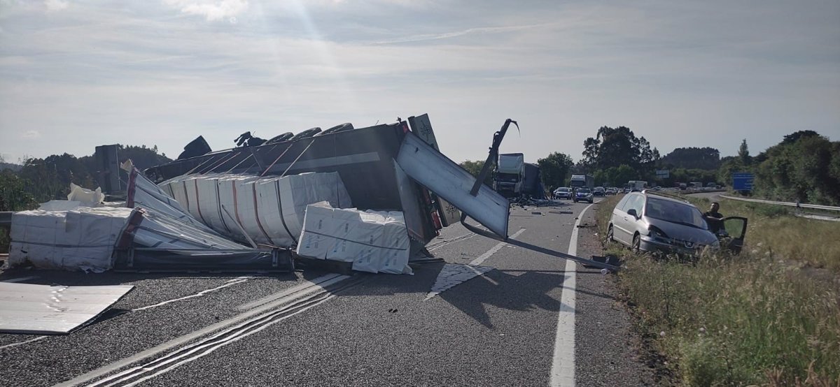 Herido grave un conductor tras volcar su camión en un choque en la A-8 en sentido Cantabria