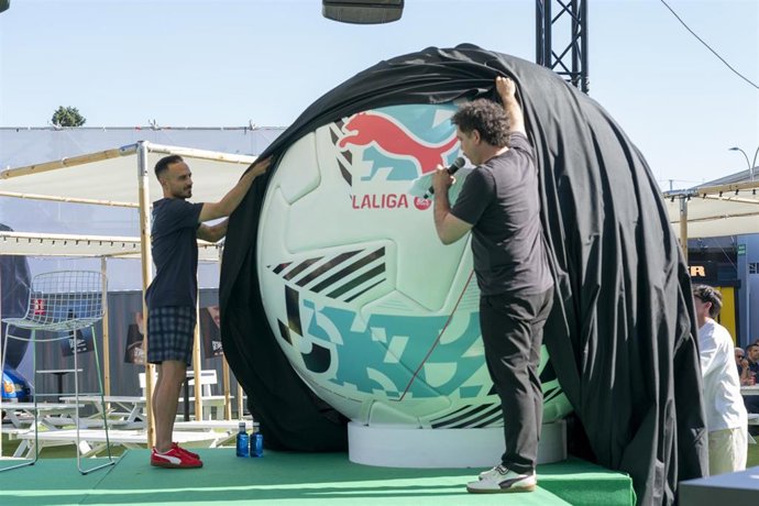 Álvaro García, futbolista del Rayo Vallecano, presenta el balón Órbita de Puma para la temporada 2025/26.