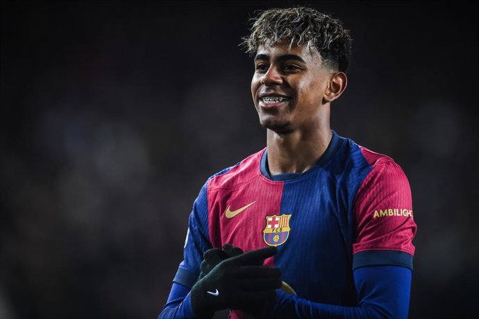Archivo - 15 de janeiro de 2025, Espanha, Barcelona: Lamine Yamal, do Barcelona, comemora o quinto gol de sua equipe durante a partida de futebol da Copa do Rei da Espanha entre FC Barcelona e Real Betis Balompie no Estadi Olimpic Lluis Companys. Foto: Ma