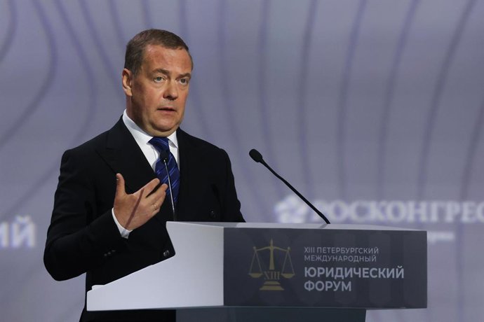 RÚSSIA, SÃO PETERSBURGO - 20 DE MAIO DE 2025: Dmitry Medvedev, vice-presidente do Conselho de Segurança e presidente do Rússia Unida, discursa no 13º Fórum Jurídico Internacional de São Petersburgo no Centro de Convenções e Exposições ExpoForum