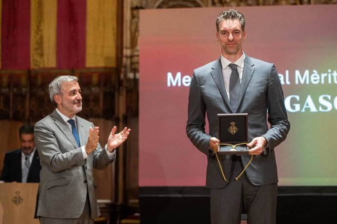Pau Gasol, junto al alcalde de Barcelona, Jaume Collboni, con la Medalla de Oro al Mérito Deportivo de la ciudad.