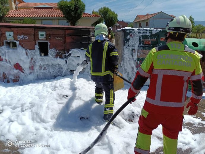 Bomberos sofocan un incendio en el punto limpio de Penagos