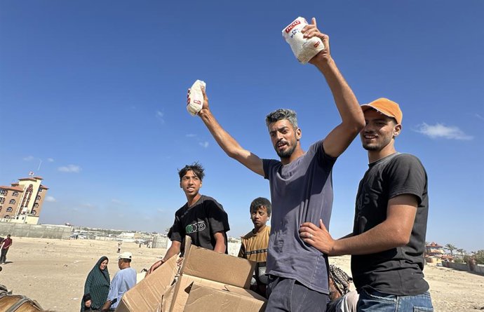 27 de maio de 2025, Rafah, Faixa de Gaza, Território Palestino: Palestinos em busca de ajuda se reúnem perto de um local de distribuição de ajuda administrado pela Gaza Humanitarian Foundation, apoiada pelos EUA, em Rafah, no sul da Faixa de Gaza, em 27 d