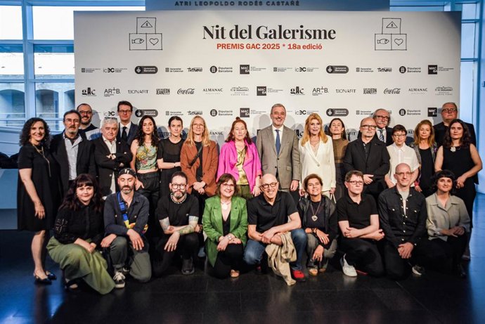 El alcalde de Barcelona, Jaume Collboni, junto a la baronesa Thyssen y otros premiados en la Nit del Galerisme 2025 en el Macba este martes