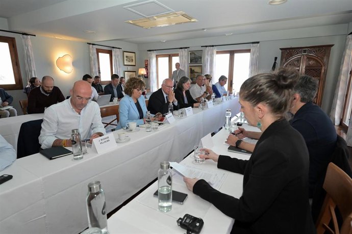 El presidente del Gobierno de Canarias, Fernando Clavijo Batlle y el vicepresidente, Manuel Domínguez González, durante una reunión oficial con eurodiputados en El Hierro