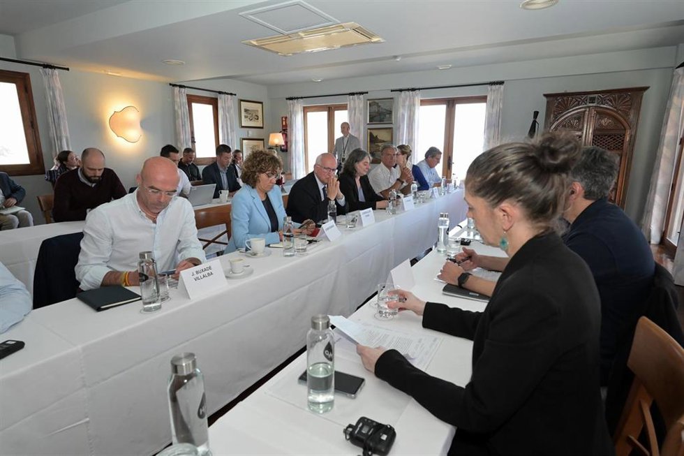 El presidente del Gobierno de Canarias, Fernando Clavijo Batlle y el vicepresidente, Manuel Domínguez González, durante una reunión oficial con eurodiputados en El Hierro