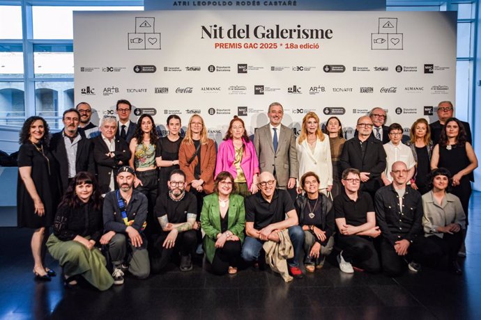 L'alcalde de Barcelona, Jaume Collboni, junt amb la baronessa Thyssen i altres premiats en la Nit del Galerisme 2025 en el Macba aquest dimarts