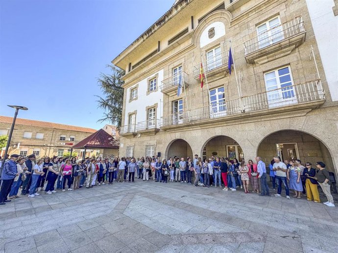A Praza do Concello de Verín, en Ourense, foi este luns escenario dunha concentración multitudinaria de repulsa após o intento de feminicidio rexistrado a pasada fin de semana no municipio,