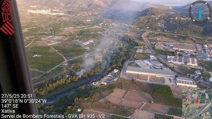 Incendio de cañar cerca del cauce del río Albaida en Xàtiva