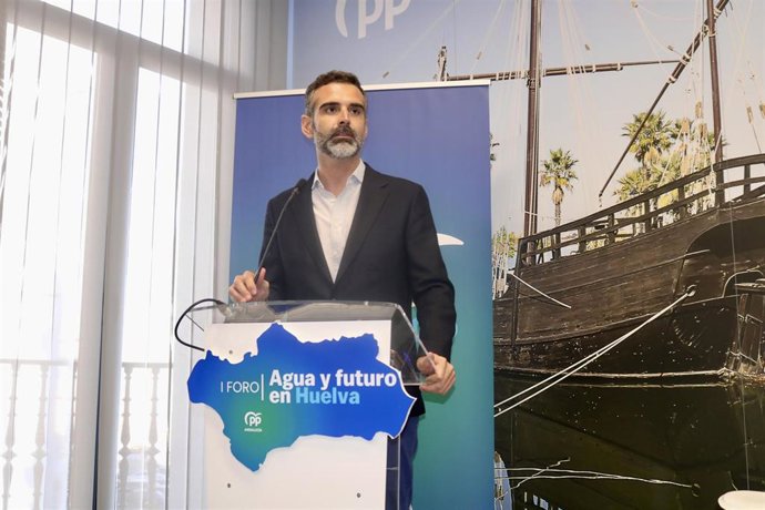 El vicesecretario del PP de Andalucía y el coordinador de Agricultura, Pesca, Agua y Desarrollo Rural a nivel regional, Ramón Fernández-Pacheco, en el Foro 'Agua y Futuro'.
