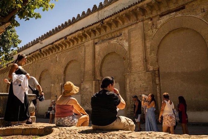 Archivo - Turistas y cordobeses se resguardan del sol para hacer frente a las altas temperaturas registradas en Córdoba. Imagen de archivo. 