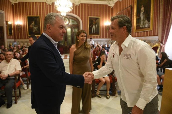 El alcalde de Sevilla, José Luis Sanz, recibe al CB Sevilla Femenino tras su ascenso a la Liga Challenge.