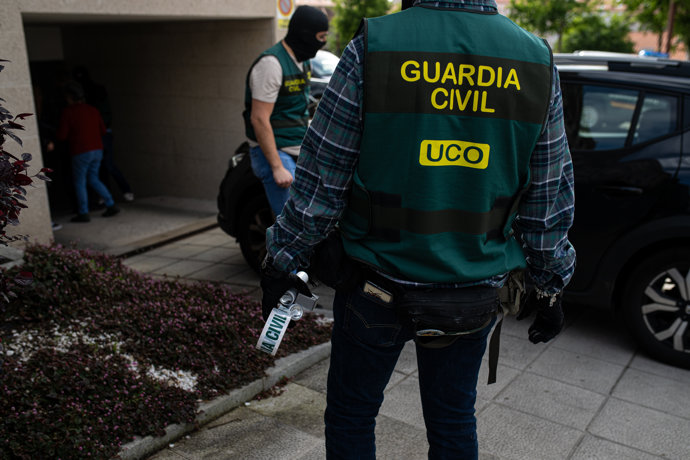 Varios agentes de la Guardia Civil, durante un registro en la calle Mimosas, a 30 de abril de 2024, en Barrantes, Ribadumia, Pontevedra, Galicia (España).