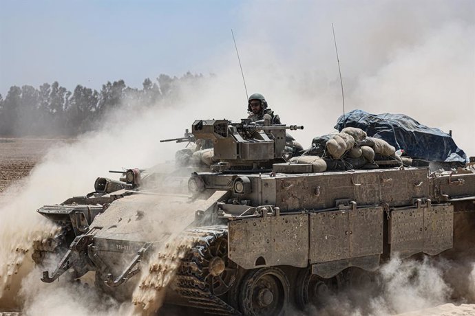 20 de maio de 2025, Fronteira de Gaza, Gaza, Israel: Tanques do exército israelense se posicionam na fronteira sul de Israel com a Faixa de Gaza em 20 de maio de 2025, em meio à guerra contínua com o movimento militante palestino Hamas. As forças armadas 