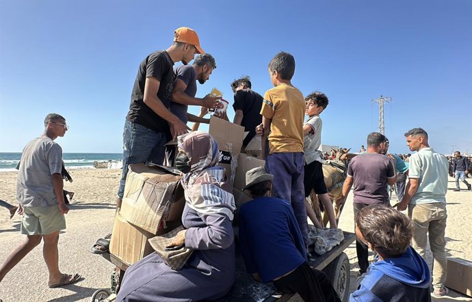 27 de maio de 2025, Rafah, Faixa de Gaza, Território Palestino: Palestinos em busca de ajuda se reúnem perto de um local de distribuição de ajuda administrado pela Gaza Humanitarian Foundation, apoiada pelos EUA, em Rafah, no sul da Faixa de Gaza, em 27 d