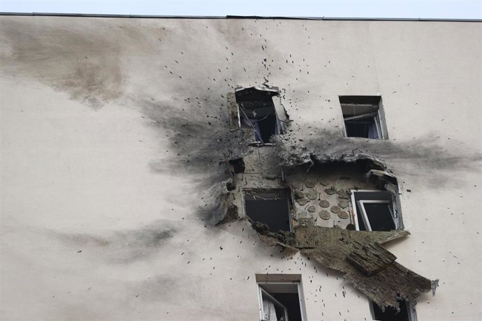 Archivo - Daños ocasionados por un dron ucraniano en un edificio residencial a las afueras de Moscú