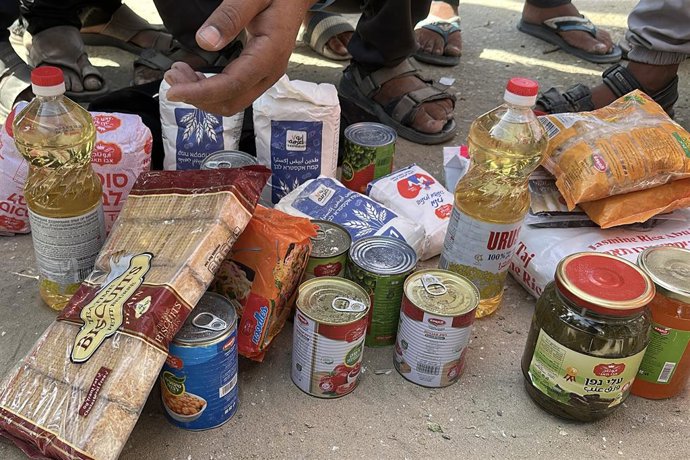 27 de maio de 2025, Rafah, Faixa de Gaza, Território Palestino: Palestinos em busca de ajuda se reúnem perto de um local de distribuição de ajuda administrado pela Gaza Humanitarian Foundation, apoiada pelos EUA, em Rafah, no sul da Faixa de Gaza, em 27 d