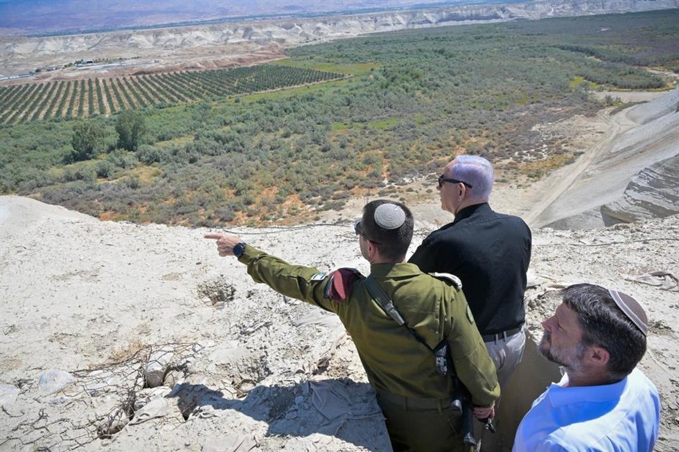 Archivo - El ministro de Finanzas de Israel, el ultranacionalista Bezalel Smotrich, tras su primer ministro, Benjamin Netanyahu, en una visita al Valle del Jordán, una de las regiones de Cisjordania donde Israel ha autorizado el establecimiento de asent