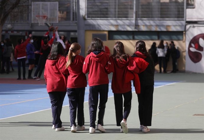 Archivo - Un grupo de niños en el patio del colegio Blanca de Castilla, a 10 de febrero de 2022, en Madrid (España). 