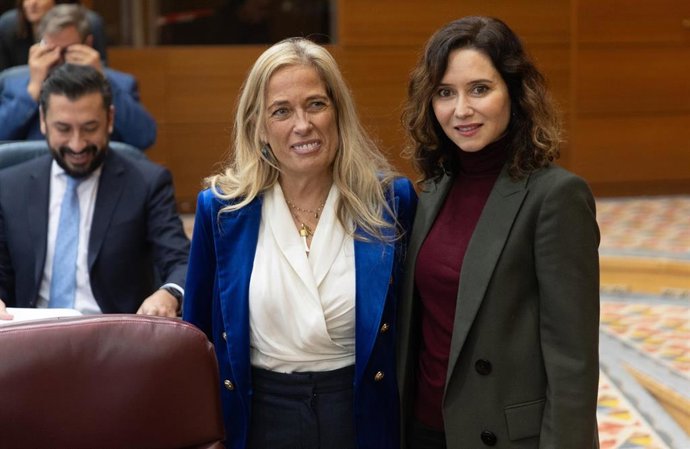 Archivo - La consejera de Economía, Hacienda y Empleo, Rocío Albert (i), y la presidenta de la Comunidad de Madrid, Isabel Díaz Ayuso (d), durante una sesión plenaria, en la Asamblea de Madrid, a 20 de diciembre de 2024, en Madrid (España).