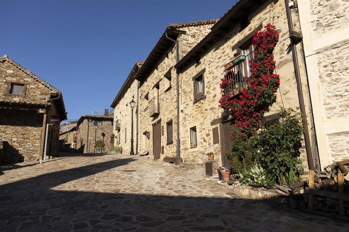 Archivo - Viviendas del término municipal de La Hiruela, a 6 de junio de 2021, en La Hiruela, Madrid, (España). 
